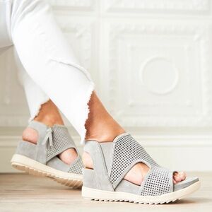 Sofft Shandi Silver Suede Women's Gray Sandals. Size 9